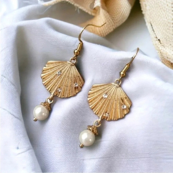1 LEFT! 14k Shell Earrings Pearl Rhinestone Beach Summer - Picture 1 of 3